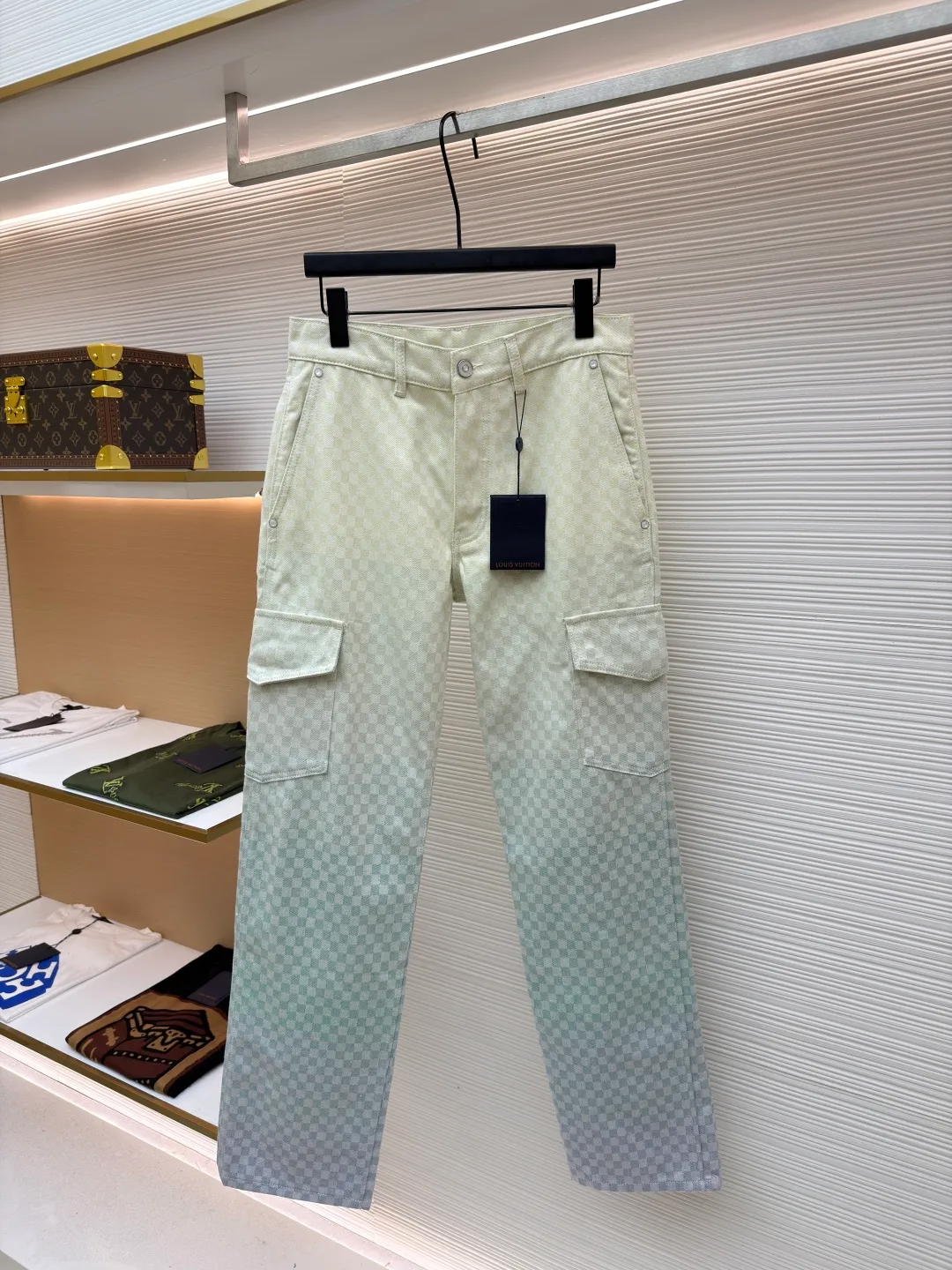 LOUIS VUITTON gradient jacquard denim overalls ●Authentic product: purchased and developed by 16900 ●Item number: 1680989-B85 ●Fabric: denim fabric ●Technology: jacquard texture ●Version: fitted version ●Size: 28-30-32-34-36 ●Weight: about 760 grams ●Description: The whole body is decorated with Der jacquard texture showing an elegant gradient, the chest is decorated with button flap pockets, and pearlescent metal denim buttons